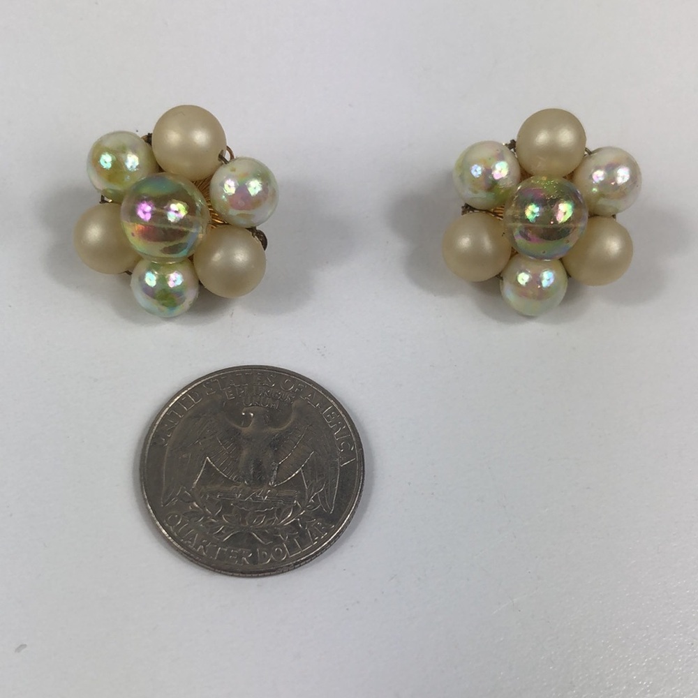 Vintage Clip On Earrings Women’s Signed Japan Cluster Faux Pearl Beads Retrp - Picture 7 of 8